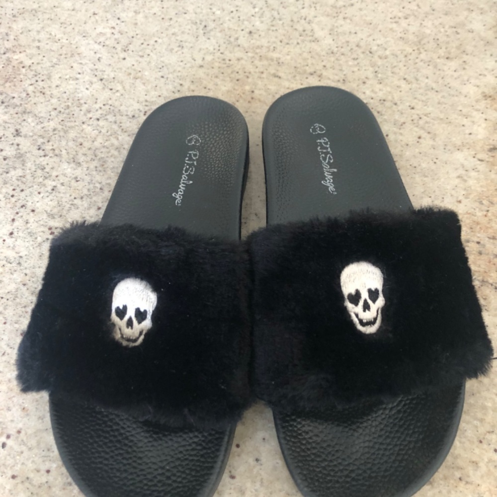 PJ Salvage Skull Faux Fur Slipper Slides Black W/ White Skulls - Picture 9 of 9